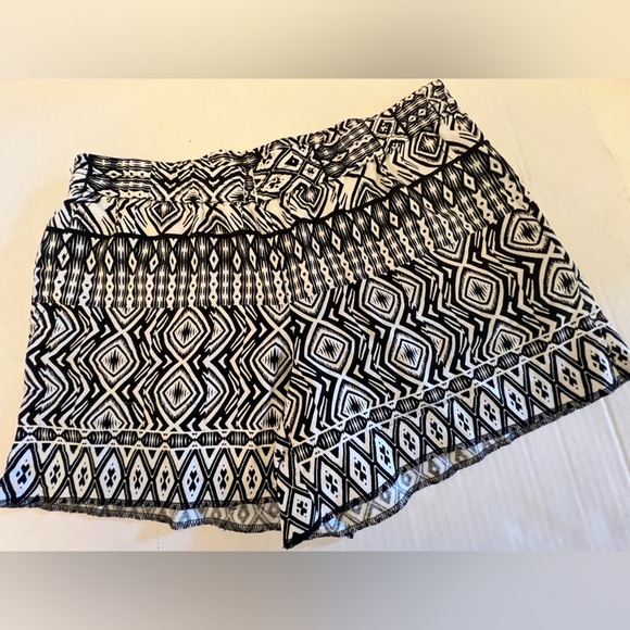 J CREW TROPEZ SHORTS. BLACK AND WHITE. SIZE 10 - Picture 4 of 5